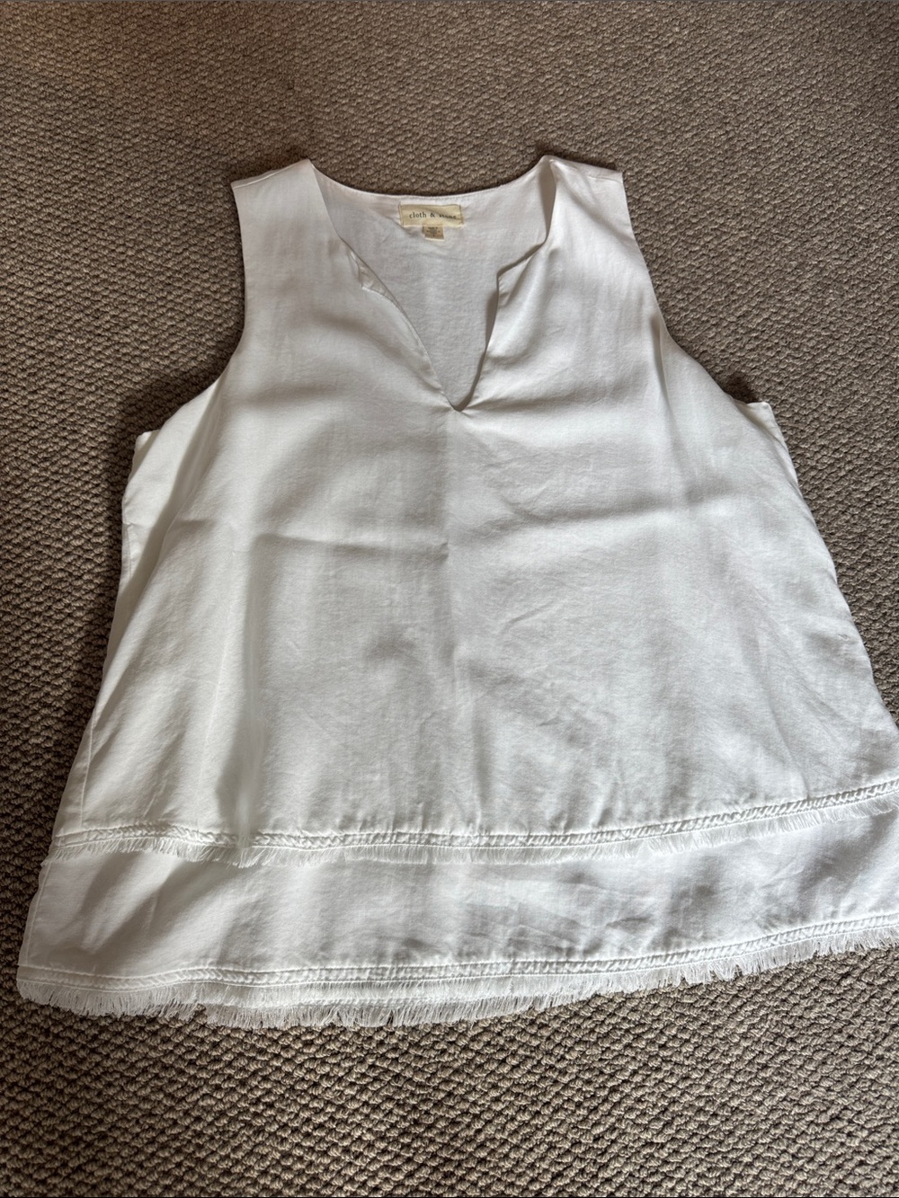 Cloth & Stone White V-Neck Sleeveless fringed blouse